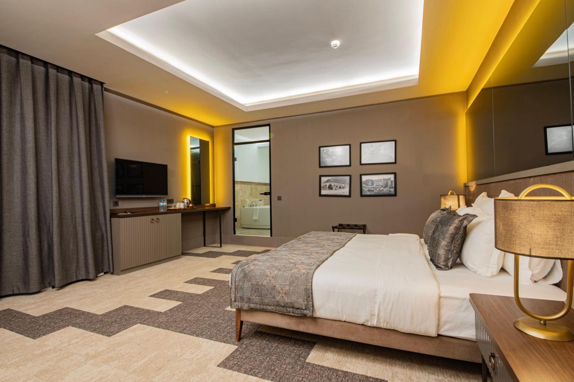 Four Mansions Hotel ไคเซรึ ภายนอก รูปภาพ