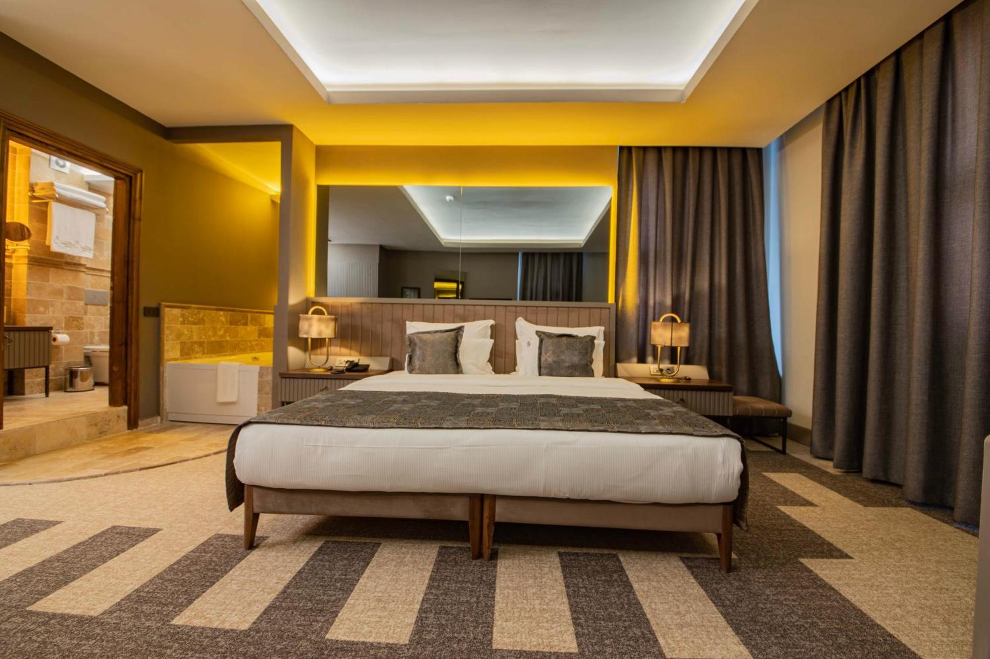 Four Mansions Hotel ไคเซรึ ภายนอก รูปภาพ