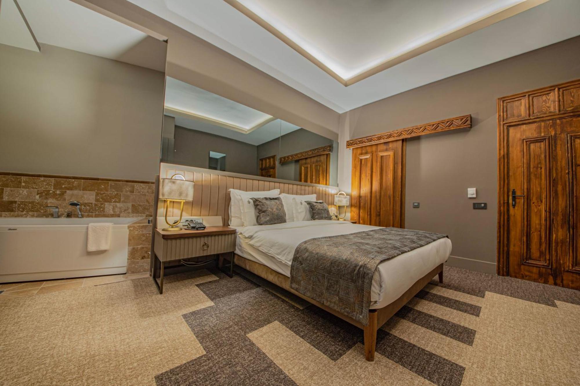 Four Mansions Hotel ไคเซรึ ภายนอก รูปภาพ